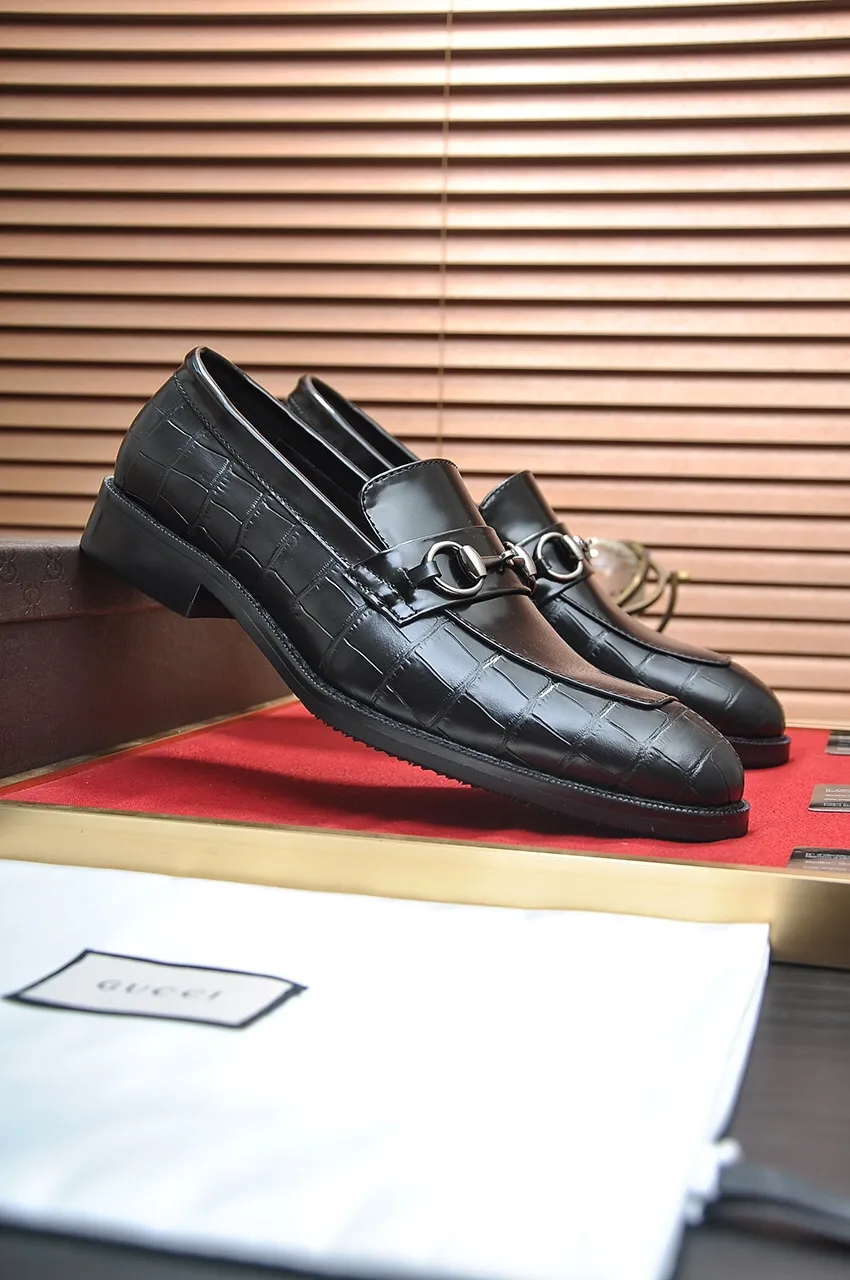 Men's shoes💰460💶Italy's top luxury men's shoe giant [GUCCI] has arrived in new style🍃Original European style🔰 Pleasant to the eye😍In order to make the shoes more durable and non-deformable🌀The production continues to follow traditional methods but there is still no lack of innovation💪The original sheepskin is chosen for the leather♻Smooth, natural and extra bright⭐Made of imported cowhide, the first choice of the rich 38-45 (45 customized)